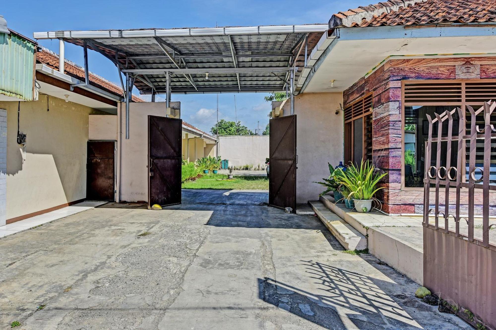 Oyo 90443 Hotel New Kartika In Cilopadang Εξωτερικό φωτογραφία