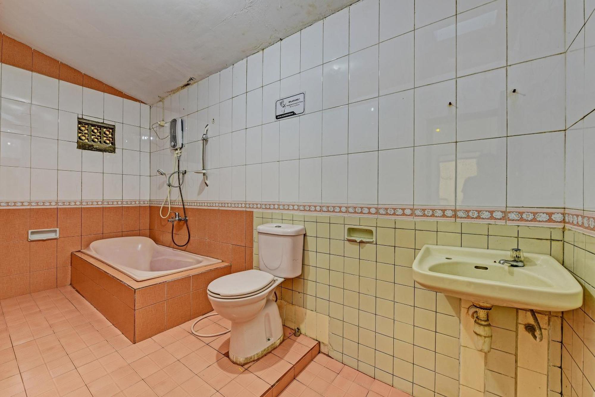 Oyo 90443 Hotel New Kartika In Cilopadang Εξωτερικό φωτογραφία